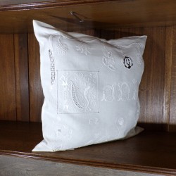 Coussin Broderie blanche  Nana www.corinnebernardesboutique.com